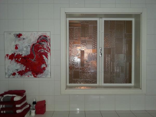 Badezimmerfenster mit verschiedenen Strukturgläsern